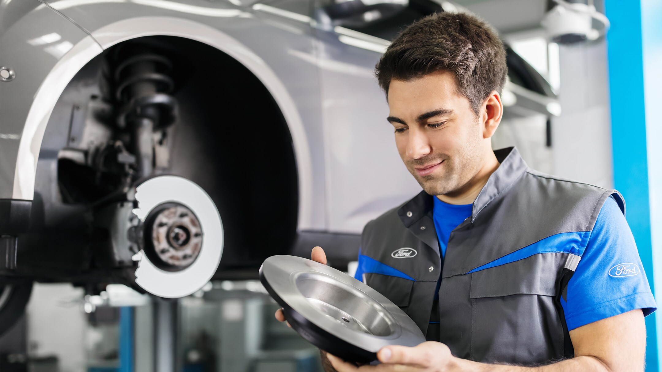 Ford Service Promotions Eu 2016 2016 2016 2016 2016 E Workshop 001 16X9 2160X1215 Man Inspecting Dis